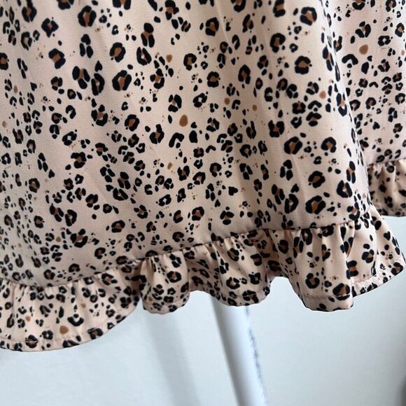 Saltwater Luxe tan and black leopard crop top with ruffle bottom v neck medium - Picture 9 of 10